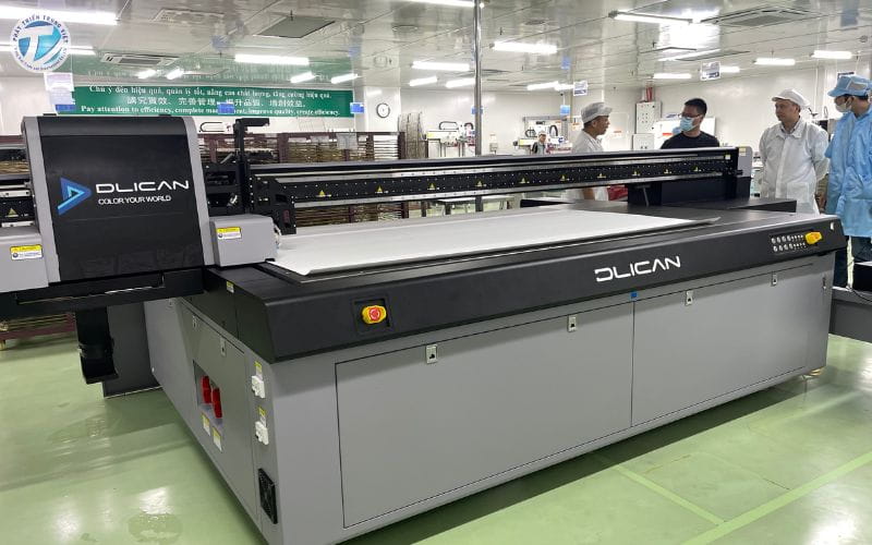 Máy in UV Dlican 2513 ứng dụng linh hoạt